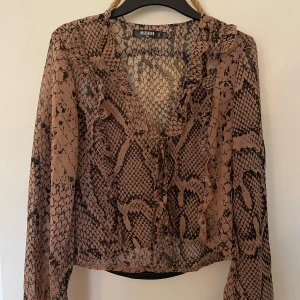 Blus från Missguided - Jättefin topp från Missguided bara testad hemma!  Bara att skriva med frågor eller om man vill ha fler bilder💘💘
