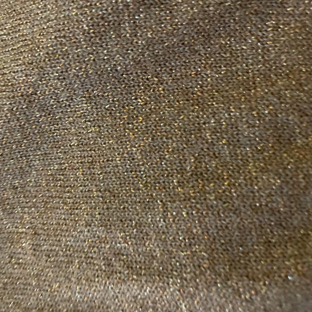 Säljer en superfin beige kofta från MarMar Copenhagen i storlek 8-9 år. Den har ett glittrigt material som ger en extra touch och knappar framtill. Perfekt för både vardag och festliga tillfällen. Koftan är i mycket bra skick och redo för en ny ägare! Köpt på nk. Tröjor & Koftor.