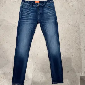 Tjena! Säljer dessa snygga Jack and Jones jeans, heta på marknaden just nu – så var snabb! Skick 10/10, storlek W32 L32. Skicka vid funderingar!