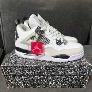 Nike Air Jordans i vitt och svart - Vi Säljer ett par Nike Air Jordans i vitt och svart. Skorna är i nytt skick och har en snygg design med snörning och den klassiska Jumpman-loggan. Perfekta för både vardag och fest! Kommer med originalkartong.