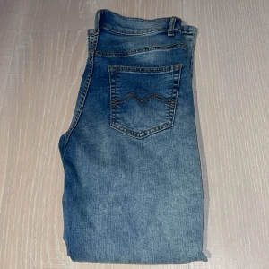 Montén Jeans (Limited edition) - Ett par riktigt schysst jeans från montén med unik ljusblå tvätt👖 Köpta för 1200kr men näst intill aldrig använda. Skick 9/10 Storlek 28/28