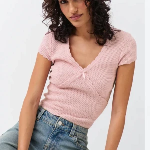 Rosa stickad topp från Gina Tricot - Säljer en söt rosa stickad topp från Gina Tricot i storlek XS. Helt oanvänd med prislapp kvar!!☺️ Nypris 299kr