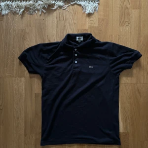 Lacoste polotröja  - Svart Lacoste tröja. Se bilder för mått 