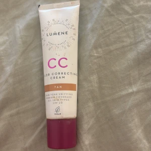 Lumene CC Color Correcting Cream Tan - Säljer en Lumene CC Color Correcting Cream i nyansen Tan. Denna kräm jämnar ut hudtonen och ger medium täckning. Passar alla hudtyper och innehåller SPF 20. Vegansk och perfekt för en naturlig look! Mer än 2/3 kvar nästan full då den var för mörk för mig.