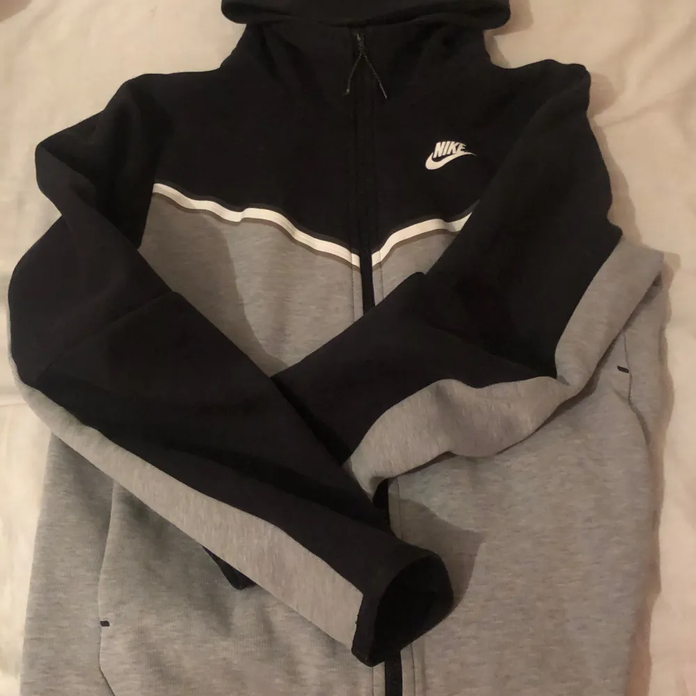 Säljer min Nike tech då den ej kommer till användning! Inga defekter eller liknande! Tveka inte på att höra av er! Pris går alltid att diskuteras!. Hoodies.