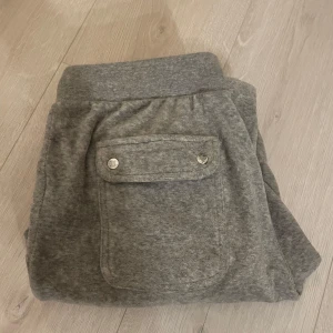 Grå mjukisbyxor från Juicy Couture - Säljer ett par supermysiga grå mjukisbyxor från Juicy Couture. De är knappt använda och superfina 