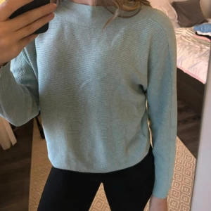 Ljusblå stickad tröja - Säljer en superfin ljusblå stickad tröja i mycket bra skick. Den har en normal passform och långa ärmar, perfekt för både vår och höst. Tröjan är ribbad vilket ger den en snygg textur. Perfekt att matcha med jeans eller kjol för en avslappnad look!