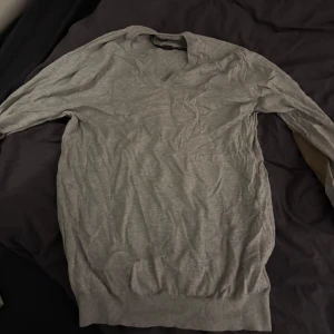 Massimo dutti tröja  - Säljer nu min helt nya Massimo ditti v ringade merinoull tröja tröjan är helt ny och endast prövat en gång 