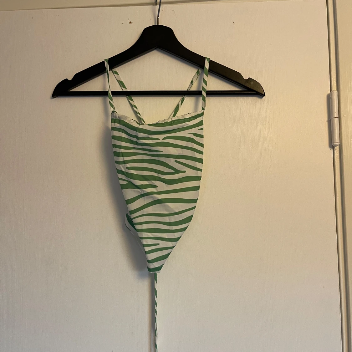 Grön och vit zebramönstrad linnetopp