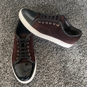 Vinröda Lanvin skor - Lanvin cap toe i extremt eftertraktad colorway  | mycket bra skick, liten crease men syns knappt vid användning, annars nästan nyskick | fraktas inom 24h | inget og | bättre pris vid snabb affär | INGA BYTEN