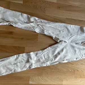 Beiga kostym byxor i stretchigt material från gekås - Köpt för ett par år sedan dock var de inte lika snygga längre hemma som i butik. Finns dragkedja nere vit fötterna så man kan anpassa om man vill ha slits eller inte.