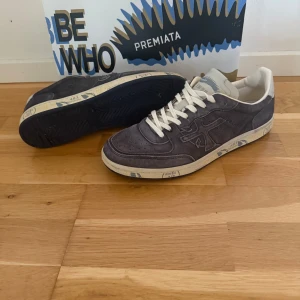 Premiata skor - Blå premiata skor i väldigt gott skick. Skornas nypris är 2600 kr. Skorna är använda 2-3 gånger. Hör av er vid frågor!