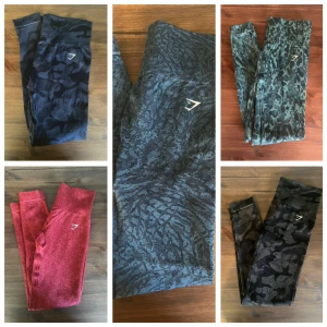 Leggings från Gymshark - Säljer flera par snygga och bekväma leggings från Gymshark i storlek S samt ett par i XS. De har ett coolt mönster och finns i olika färger som svart, grön och röd. Perfekta för träning eller en avslappnad dag. Materialet är stretchigt och andas bra, vilket gör dem idealiska för alla typer av aktiviteter. Säljer detta i paket om alla par. Har separerad annons om man vill köpa enstaka par. 