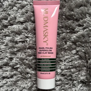 Mudmasky Pearl Polish Superglow Pink Clay Mask - Säljer en Mudmasky Pearl Polish Superglow Pink Clay Mask som ger en strålande och mjuk hud. Den är pH-balanserad och hjälper till att exfoliera, förfina porer och förnya huden. Perfekt för en lyxig hemmabehandling! Nypris 599kr