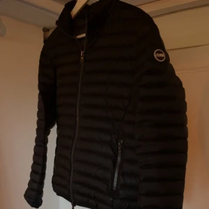 Svart pufferjacka från Colmar - Säljer en svart pufferjacka från Colmar i mycket bra skick. Jackan är perfekt för höst och vinter. Den är långärmad och har en normal passform.