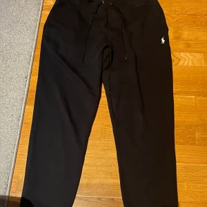 Ralph lauren byxor - Ralph lauren byxor svarta. Skick 10/10. Använd 2 gånger. 