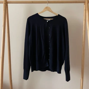 Mörkblå kofta  - Snygg mörkblå kofta med knappar som är väldigt populärt just nu!! Storlek xl men liten i storleken, och snyggt med oversized!🤩❤️‍🔥👏