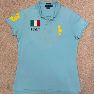 Piketröja "Italy" från Ralph Lauren - Märke: Ralph Lauren Storlek: M  Färg: Ljusblå Skick: Mycket Bra 