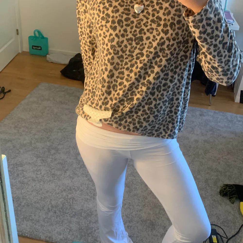 Säljer en supercool och trendig  leopardmönstrad tröja i beige och svart. Den är långärmad och stickad. Tröjan är i bra skick och passar perfekt nu för hösten. Är i L men passar mig perfekt som vanligtvis har S.. Tröjor & Koftor.