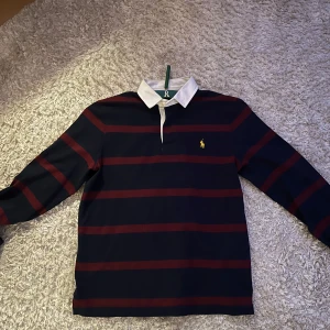 Polo Ralph Lauren Stripe Rugby Shirt - En väldigt fräsch Ralph lauren tröja, tröjan införskaffades förra året. Nypris: 1300kr