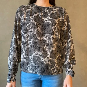 Blus från Gina Tricot - Snygg blus i stl 36. Sparsamt använd, lös passform för en avslappnad look.