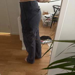 Säljer ett par svarta cargobyxor från Zara i storlek L. De har en loose fit och är perfekta för en avslappnad stil. Byxorna har flera fickor och en hög midja, vilket gör dem både praktiska och trendiga. Perfekta för höst och vår!