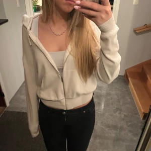 Beige/Vit hoodie med dragkedja - Säljer en Beige/Vit hoodie med dragkedja framtill. Den är väl andvänd så kan ha lite defekter men ingen man tänker på, passar S-M❤️❤️