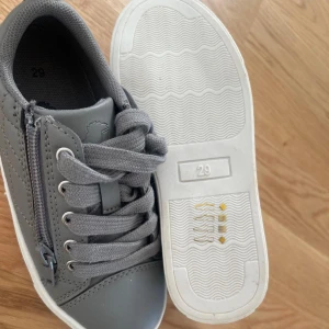 Helt nya skor. Oanvända - Jag säljer dem här skorna för att dem passade inte till mitt barn. Helt oanvända. Den är i jättabra skikt 