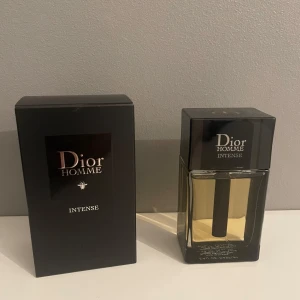 Dior Homme Intense  - Säljer en Dior homme intense 50 ml nästan helt full endast tagit ca 10 spray. Köpt på kicks för 1200 för kicks, har även kvittot. Pris går att diskutera