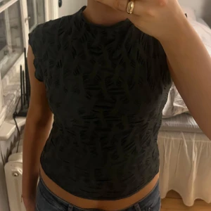 Grå mönstrad topp  - Säljer min fina topp från Gina Tricot i storlek M, tröjan är i fint skick❣️ Priset kan diskuteras!