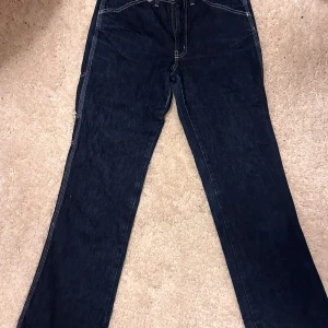 Mörkblå jeans från Diesel - Säljer ett par snygga mörkblå jeans från Diesel i mycket bra skick. De har en klassisk straight passform med praktiska fickor både fram, bak och på ena benet. Vita snygga sömmar 🕺