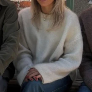 Beige tröja i mohairblandning - Supermysig ljusbeige tröja i mohairblandning från &otherstories🥰ÄLSKAR men säljer då jag har så många stickade tröjor Den har en loose passform och långa ärmar. Nypris 1100 kr, säljs inte längre! Första bilden är min egen!