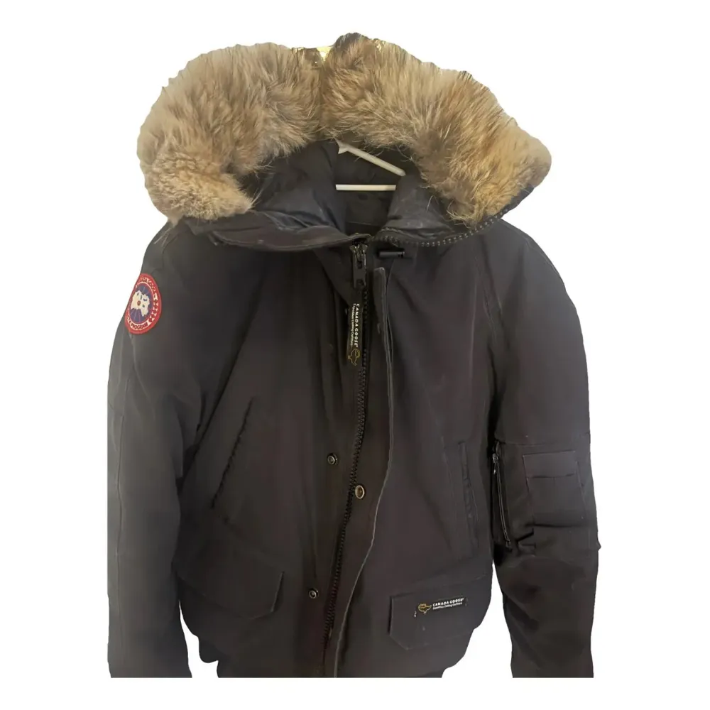 Säljer min jättemysiga varma äkta canada goose jacka med päls,jag brukade alltid vika in pälsen när jag använde den men den har päls som sitter fast.Säljer pga att det inte är min stil längre🥰Öppen för bud! Kom privat för fler bilder. Jackor.