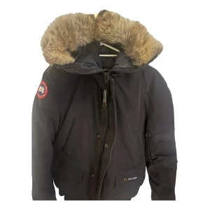 Canada goose jacka  - Säljer min jättemysiga varma äkta canada goose jacka med päls,jag brukade alltid vika in pälsen när jag använde den men den har päls som sitter fast.Säljer pga att det inte är min stil längre🥰Öppen för bud! Kom privat för fler bilder