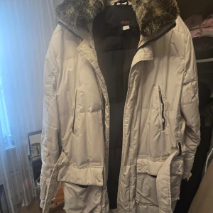 Dunkappa - Dunkappa versaler med löstagbar pälskrage