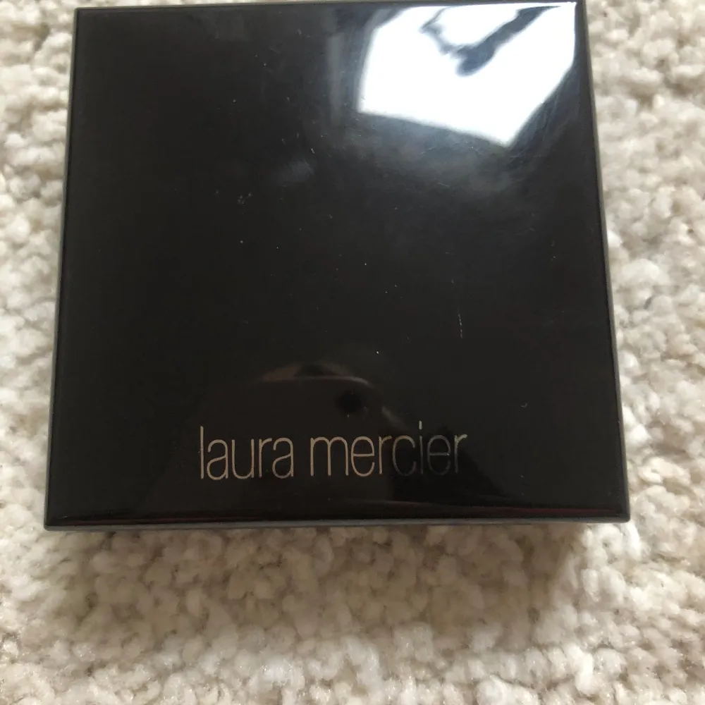 Säljer en Laura Mercier CandleGlow Sheer Perfecting Powder i nyans 5. Den ger en mjuk och naturlig lyster till huden. Perfekt för att sätta sminket eller för en touch-up under dagen. Kompakt med spegel, lätt att ta med sig.. Skönhet.