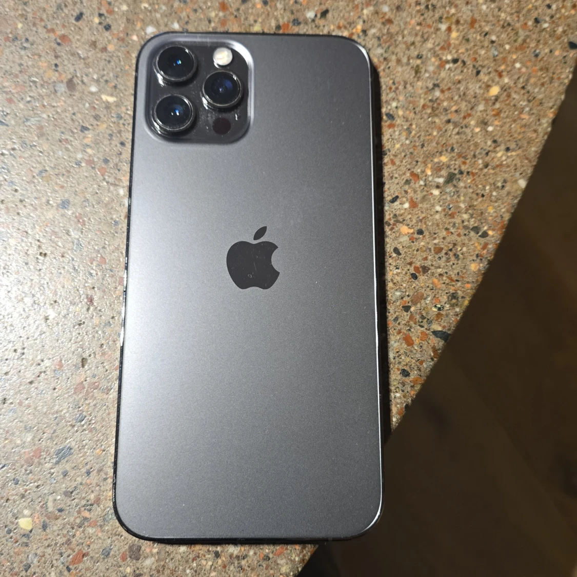 Svart iPhone med skal - 90