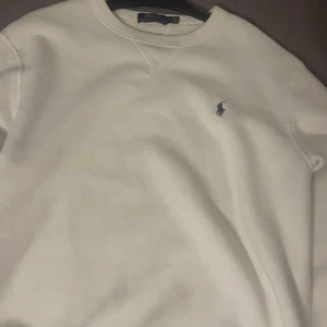 Ralph lauren tröja vit  - Jag säljer en vit Ralph Lauren tröja i storlek L men passar även för M, Jättemysig att ha till vintern! 