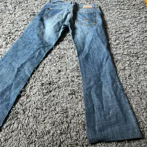 sjukt snygga bootcutjeans💕( för små )  midmått: ca 36,5 innerbenslängd: ca 71