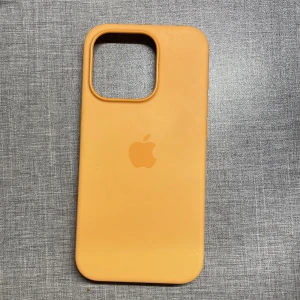 Original mobilskal IPhone 15 Pro från Apple  - Säljer ett orange mobilskal från Apple. Originalpris: 700. Varan är i braskick och har knappt täcken på användning, bara en liten prick på insidan som man inte ser. Passar till Iphone 15 PRO. Anledningen att jag säljer är för att den passar ej min mobil. 