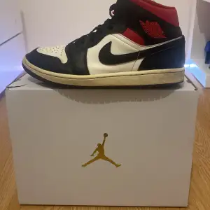 Säljer ett par jordan 1 red panda köpta från nike ungefär ett år sedan dom är i jätte bra skick förutom att dom är lite creasade strl 41 priset går att diskutera hör av dig om du har några frågor 😶‍🌫️