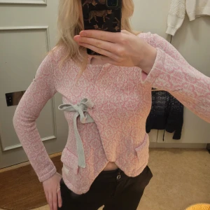 Rosa Odd Molly kofta - Säljer en superfin rosa Odd Molly kofta med ett diskret mönster och ett sött knytband i midjan. Den har långa ärmar och är perfekt för både vinter och höst! 🧡 säljer en likadan i mörkblått 💕