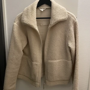Teddyjacka - Säljer min teddyjacka från h&m då den inte kommer till användning längre. Använt den då och då men inte alldeles för mycket.