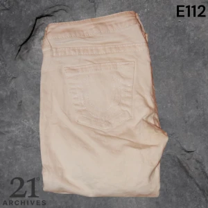 TRUE RELIGION JEANS  - E112: 28 w 📌Midja rakt över: 38 cm 📌Innerbenslängd: 79 cm 📌Ytterbenslängd: 100 cm 📌Skriv gärna om ni har frågor 📌 