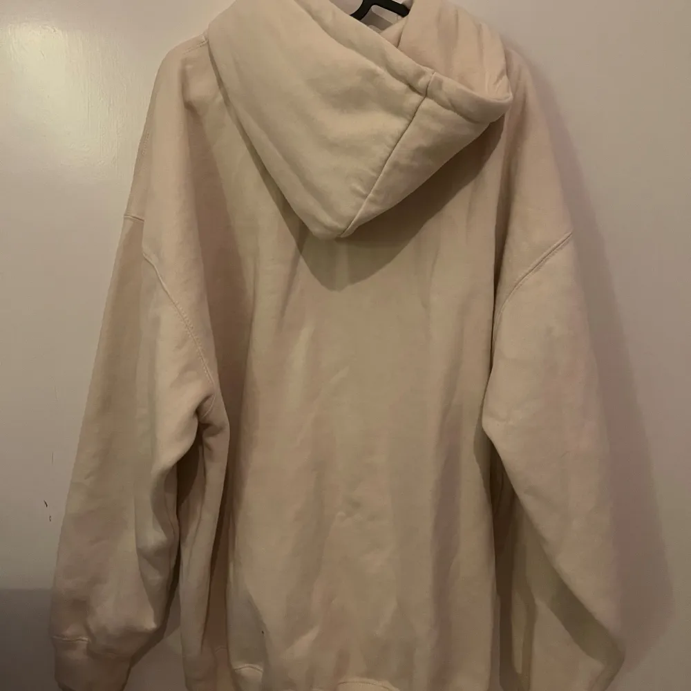 Säljer en supermjuk och bekväm beige hoodie från Brandy Melville. Den har en dragkedja framtill och en stor luva. Det är en onesize men skulle personligen säga att den är som en L eller XL för mig som är S så ganska oversized och skönt material🥰🥰. Tröjor & Koftor.