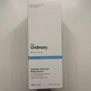 The Ordinary Salicylic Acid 0.5% Body Serum - Säljer en flaska The Ordinary Salicylic Acid 0.5% Body Serum. Perfekt för dig med acnebenägen hud som behöver en exfolierande lösning. Kommer i en praktisk flaska med pipett för enkel applicering. Perfekt för att hålla huden ren och fräsch!