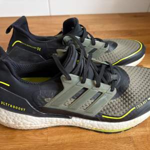 Adidas Ultraboost löparskor för höst o vinter i svart och olivgrön. Skorna är i bra skick och har använts sparsamt. De är vattenavvisande. Djur- o rökfritt hem.