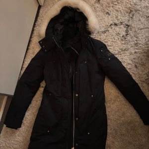 Moose jacka S äkta  - Bra skick, storlek M tjej modell