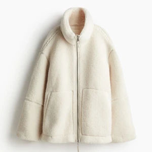 Vit teddyjacka med dragkedja - Intressekoll på min teddyjacka ifrån HM🫶🏻 Knappt använd & väldigt mysig💞Är mest intresserad av att kunna byta till en svart färg innan jag kan tänka mig sälja den!🫶🏻