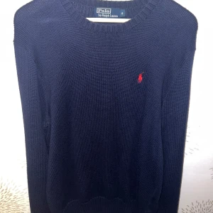 Ralph Lauren stickad tröja - Vi säljer nu denna snygga Ralph Lauren stickade tröjan. Perfekt för både höst och vinter.                                                    Storlek: S                                                  Skick: 9/10                                                   Hör av er vid frågor och funderingar⭐️